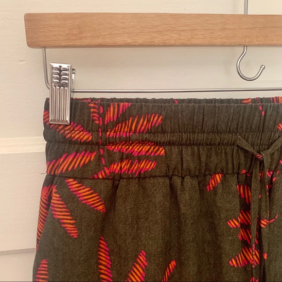 Printed Olive Crepe Shorts 4” - Picture 9 of 11